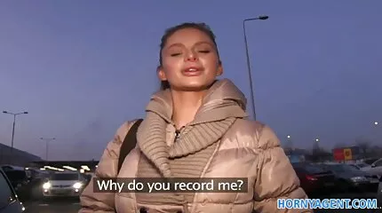 Het dwingt de avonturier om een intieme dienst te doen. gratis nederlandse sexfilms kijken