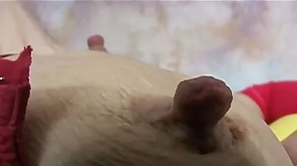Jong putana zuigt in de auto en zit op de sexfilm nederlands lul.