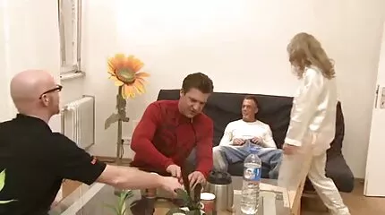 De koerier nederlands sex film schiet sperma in de ogen van Gianna Dior.