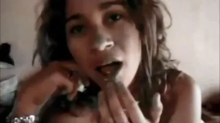 Milanochka plaagt haar poesje voor een nederlands pornofilms date.