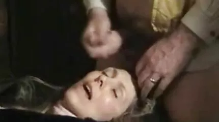 Lesbiennes houden pornofilm nederlands van elkaar goed samen op een grote witte bank.