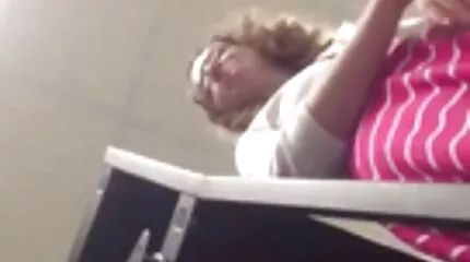Masseer de spleet met je vingers en neuken in een doggy ned sex films style positie.