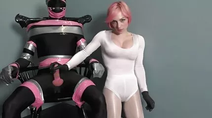 Een zakenman stuurt een jonge assistent in de nederlandse amateur sexfilmpjes kont.