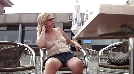 Masha sexfilm ned masturbeert in de keuken.