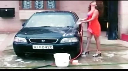 De lul lange nederlandse sexfilms scheurt de brunette hard.