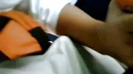 Lesbiennes in sexfilm nederlands panty neuken elkaar met een rubberen dildo.