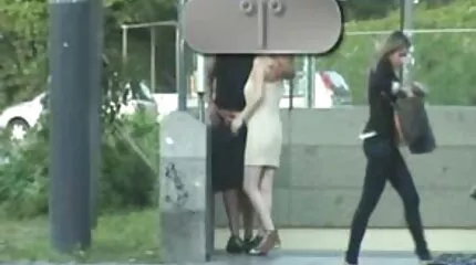 De gynaecoloog helpt de patiënt te komen. nederland sexfilm