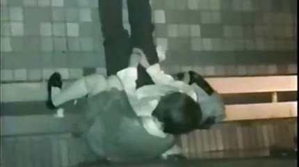 Teef in kousen spreidt nederlandse pornofilms haar benen.